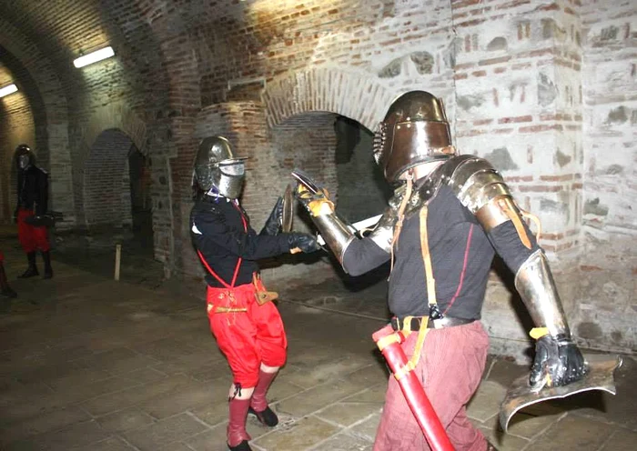 
    Luptele medievale au loc în ansamblul muzeal Curtea Veche din centrul istoric al Capitalei  