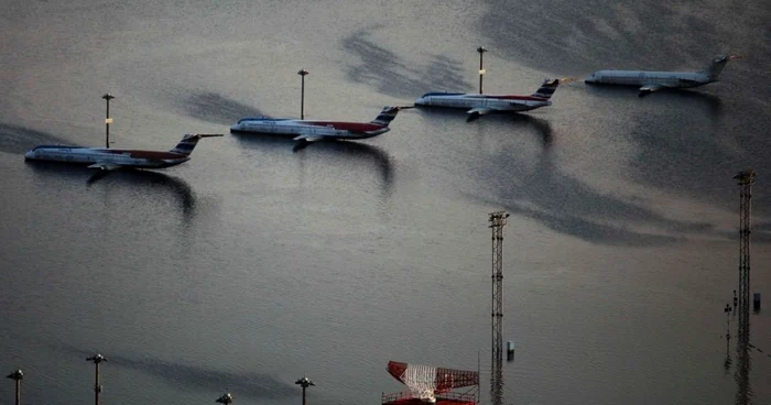 Inundaţiile de pe aeroportul Don Muang din Bangkok (Thailanda) 