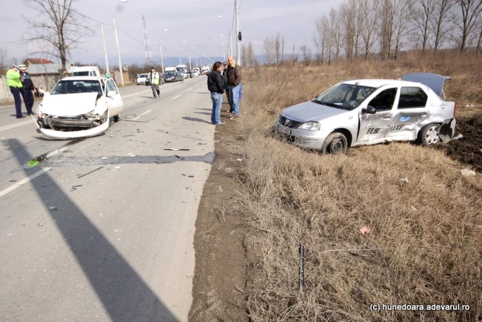 Şoferul de taxi a fost lovit în timp ce încerca să întoarcă autoturismul. FOTO: Daniel Guţă. ADEVĂRUL.