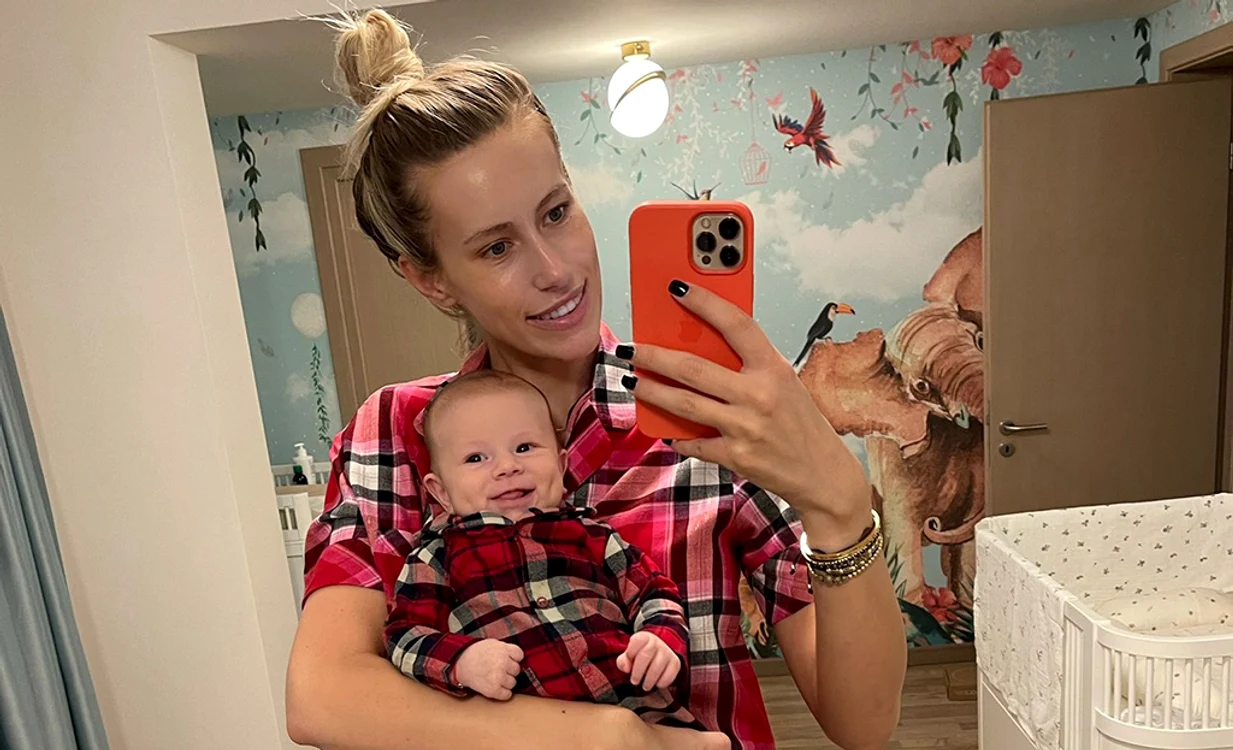 Gabriela Prisăcariu  a arătat în premieră  gropițele din  obrajii lui Luca (3 luni)
