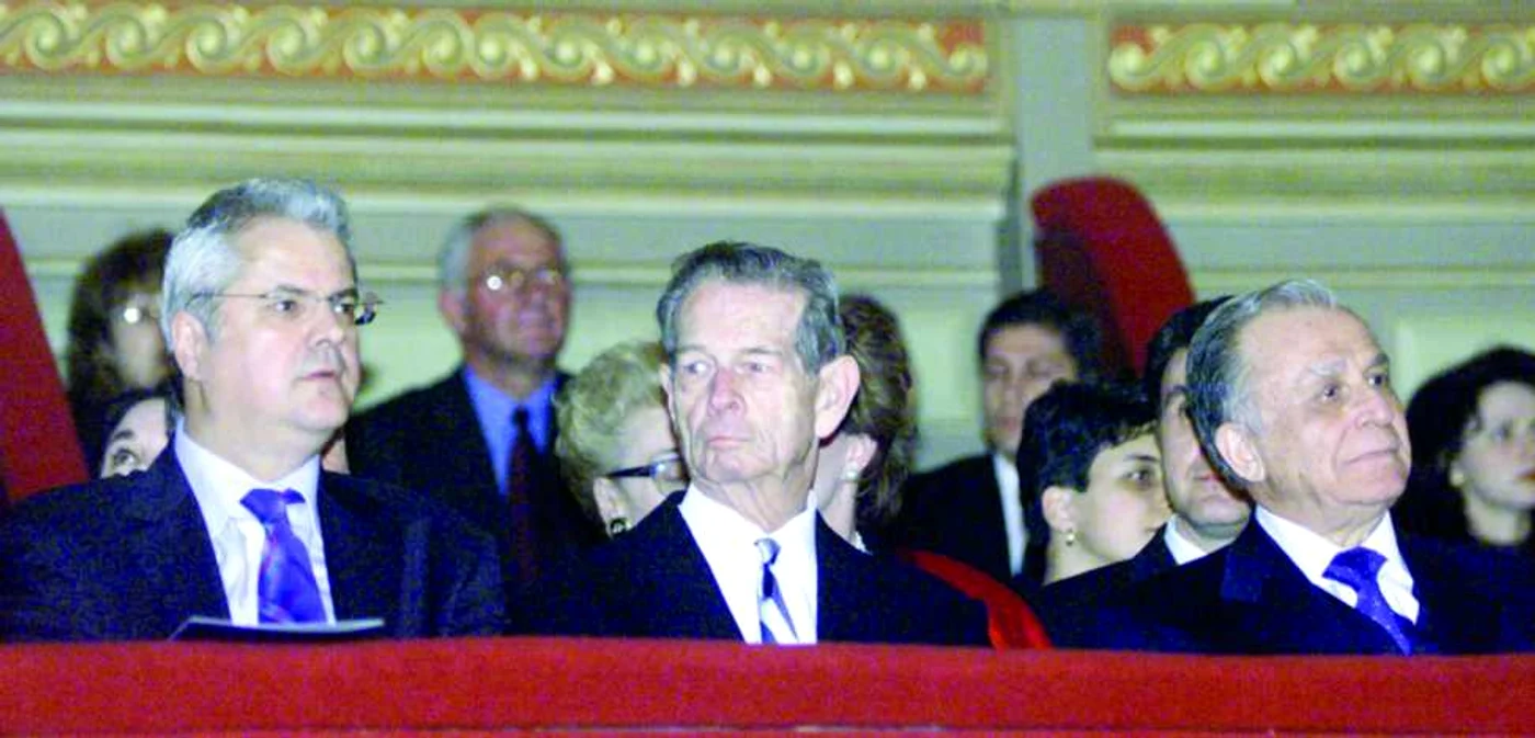 Regele Mihai, flancat de Adrian Năstase şi Ion Iliescu, cei pe care în anii '90 îi numea „urmaşii comuniştilor“. FOTO: Mediafax
