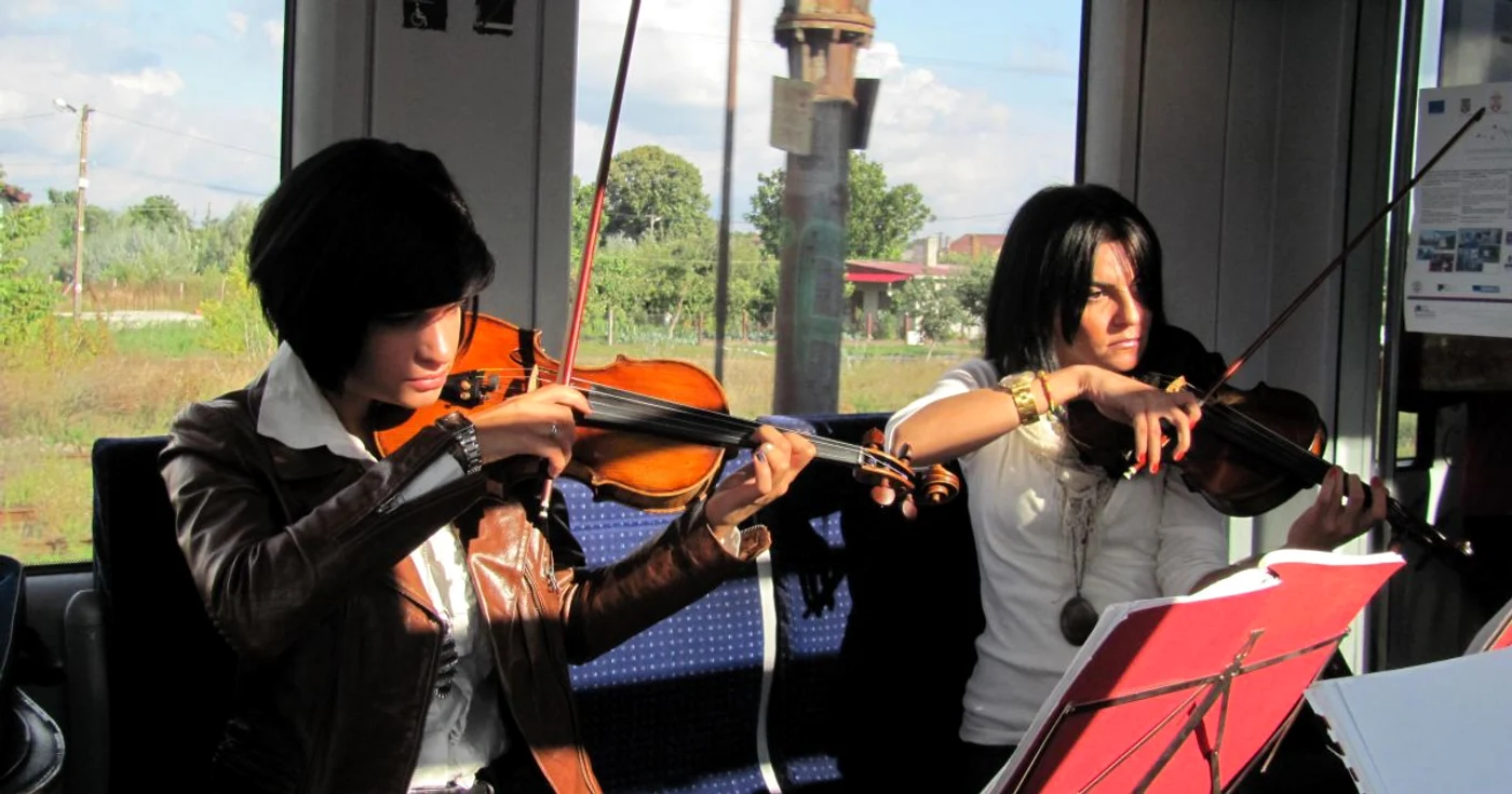 Concertul muzicienilor de la Filarmonica Banatul în drumul spre Serbia Foto: Ştefan Both