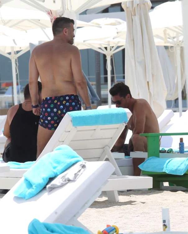 Ciprian Marica jucând table pe litoral