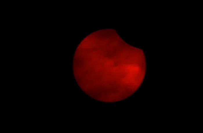 La Bucureşti, eclipsa a fost vizibilă începând cu ora 8.08, sfârşitul fiind la ora 9.12foto: captură YouTube