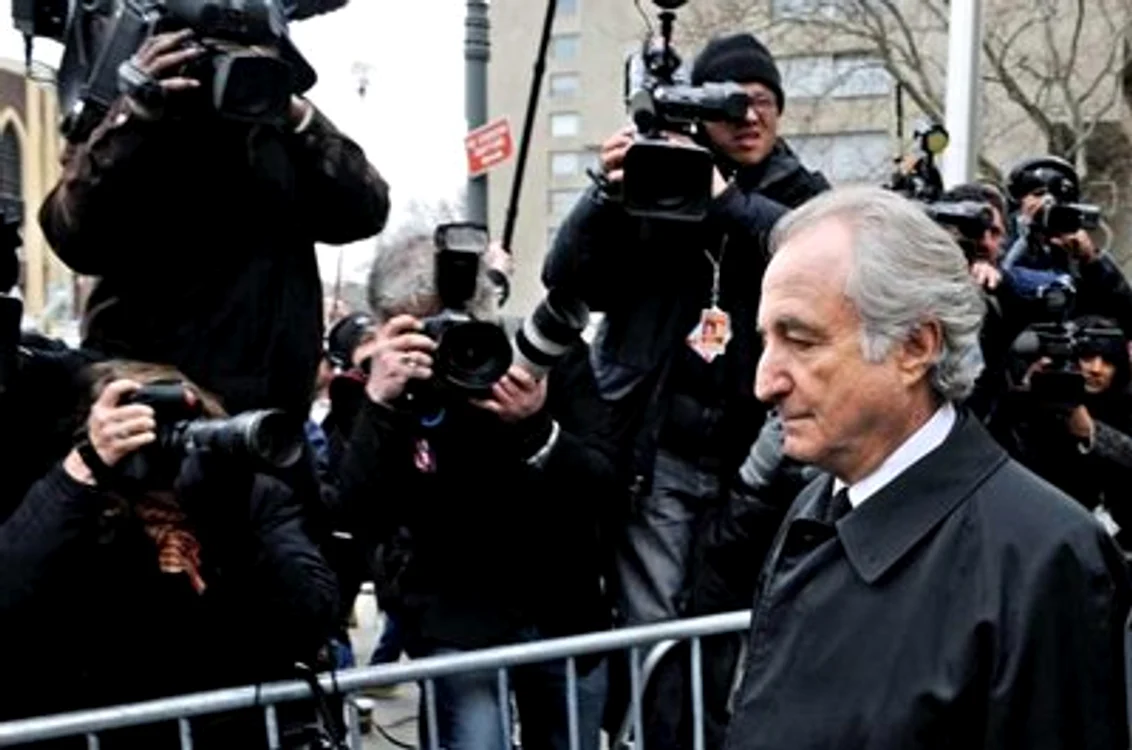 
    Escrocheria este asemănătoare celei făcute de financiarul Bernard Madoff.  