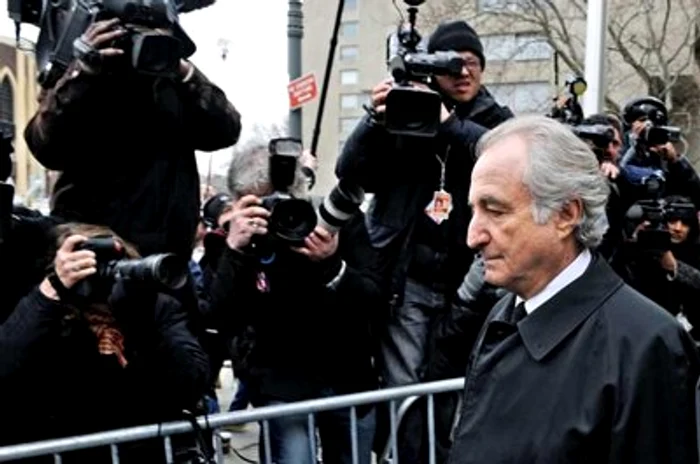 
    Escrocheria este asemănătoare celei făcute de financiarul Bernard Madoff.  