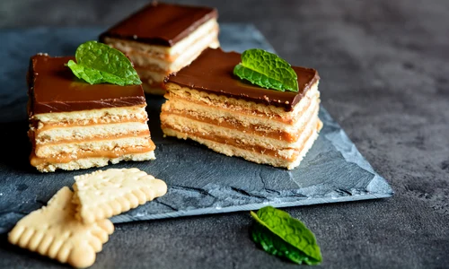 Prajitura cu biscuiti, caramel si glazura de ciocolata  Sursa foto shutterstock 530690857 jpg