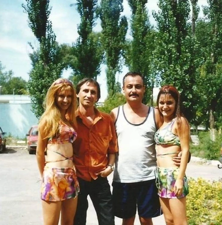 
    Andreea Bălan şi Andreea  Antonescu, alături de taţii  lor, Săndel şi Gheorghe   