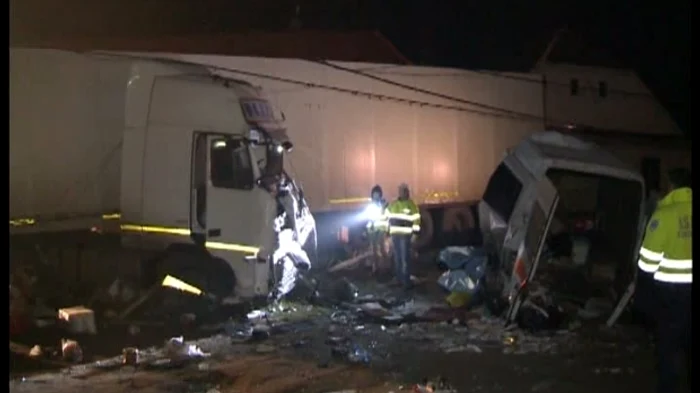 
    Un microbuz plin cu români veniți de Sărbători din Italia a fost izbit de un TIRfoto: captura romaniatv.net  