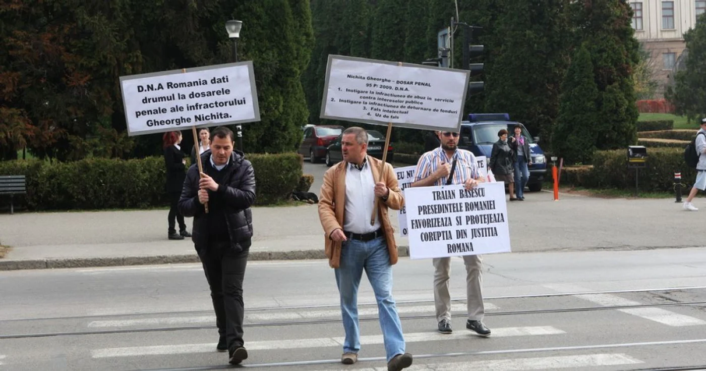 Premierul Răzvan Mihai Ungureanu a fost întâmpinat de trei protestatari