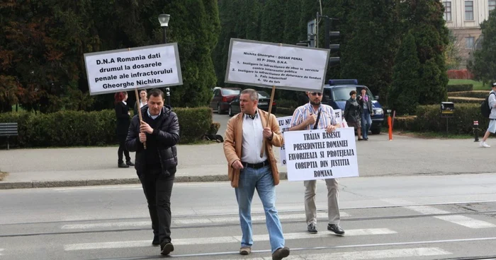 Premierul Răzvan Mihai Ungureanu a fost întâmpinat de trei protestatari