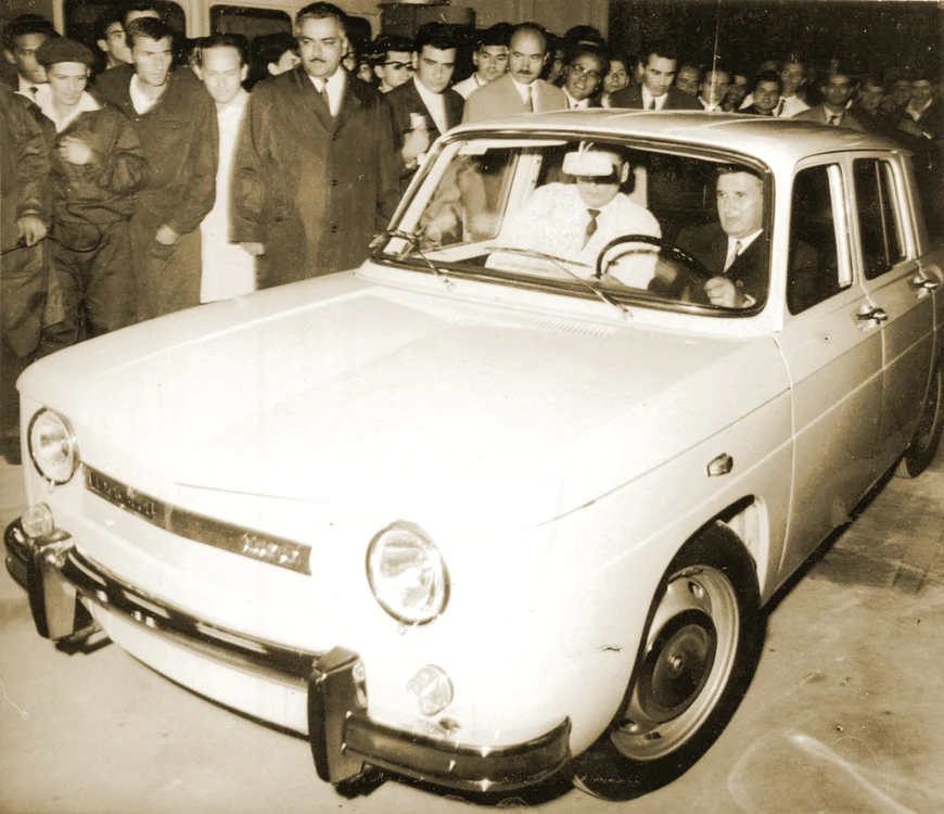 
    Nicolae Ceauşescu la volanul unei Dacii 1100, în 1968foto: Fototeca online a comunismului românesc/adevarul.ro  
