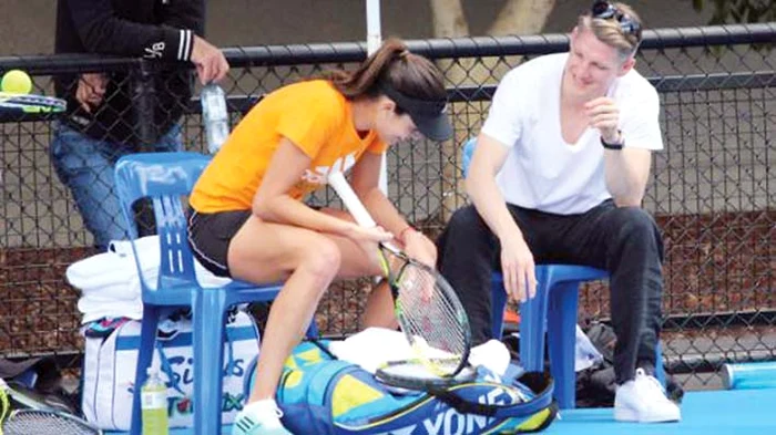 Fotbalistul n-a lăsat-o  singură nici la Melbourne