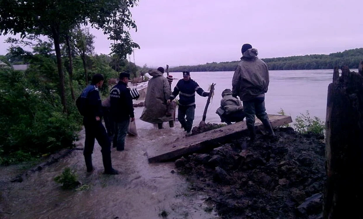 Pompierii militari şi localnicii intervin pentru protejarea localităţii FOTO ISU Delta Tulcea