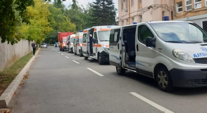 Ambulanţe care au transporta pacienţi cu COVID-19 la Spitalul de Boli Infecţioase din Timişoara