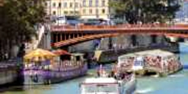 Sena, mereu aceeaşi într-un Paris care atrage necontenit milioane de turişti