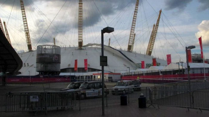 Nadia a purtat flacăra olimpică pe acoperișul North Greenwich Arena * Foto: Marian Burlacu