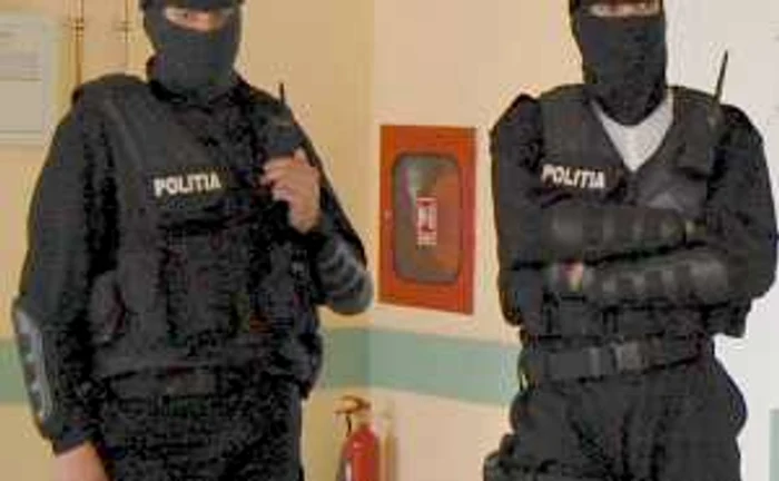 Mascaţii au descis in 12 locaţii simultan