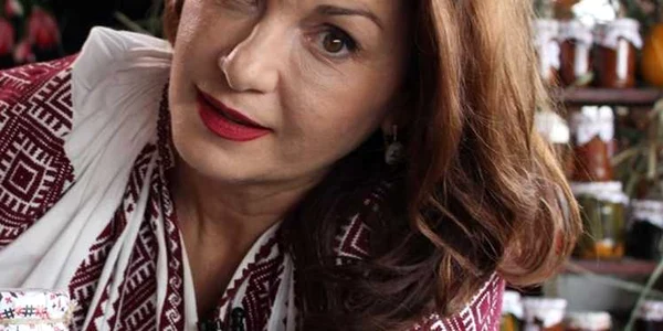Nicoleta Ene jurnalista Europa FM care promovează Zilele Recoltei şi bucatele din propria cămară Foto FB Ene Nicoleta 
