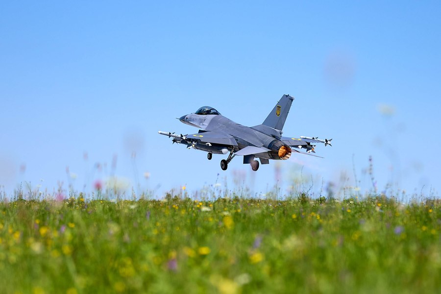 Americanii vor instrui cadeți ucraineni, și nu piloții experimentați, să piloteze avioane F-16. Care sunt efectele pentru apărarea Ucrainei