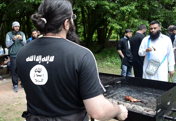 Waleed (dreapta) la un grătar în Cardiff. Bărbatul din stânga poartă însemnele SIIL FOTO Daily Mail