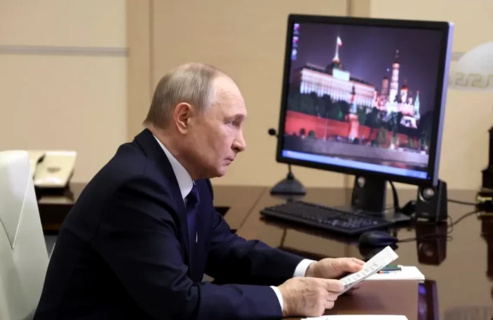 Vladimir Putin pare sa foloseasca pe calculatoarele sale de la Kremlin Windows XP FOTO kremlin.ru