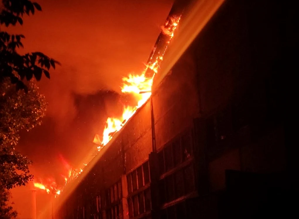 Flăcările au distrus acoperişul fabricii din Sighet   Foto: ISU Maramureş