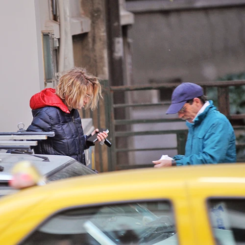 Stă cu ochii numai în telefon, aşteptând probabil un semn de la Dacian