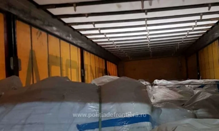 Deşeurile din plastic au fost descoperite la un control al poliţiştilor de frontieră FOTO IGPF
