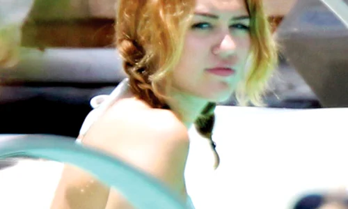 Miami, SUA Miley Cyrus, actriţă, 19 ani jpeg