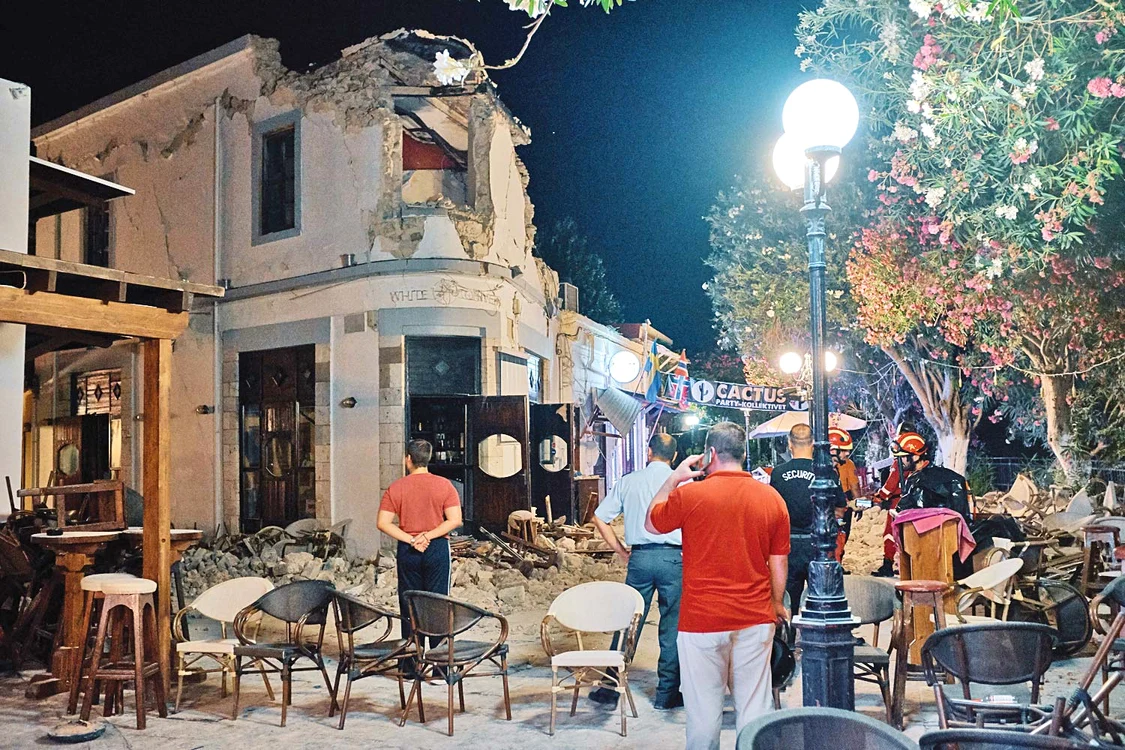 Tavanele clădirilor vechi  din centrul istoric al Kos s-au prăbuşit peste turişti