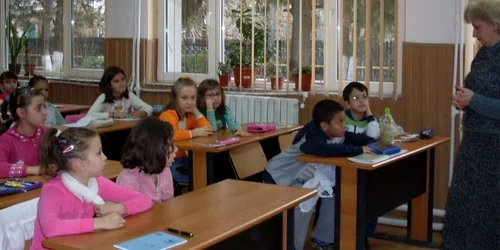 Elevii vor fi obligaţi să stea pe băncile şcolii timp de zece ani