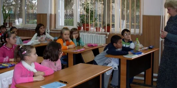 Elevii vor fi obligaţi să stea pe băncile şcolii timp de zece ani