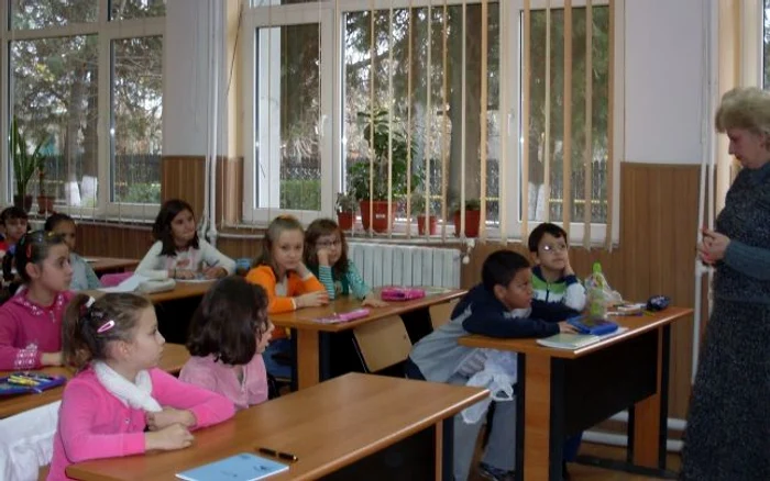 Elevii vor fi obligaţi să stea pe băncile şcolii timp de zece ani