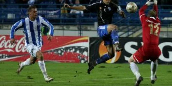 Florin Costea (în negru), în acţiune