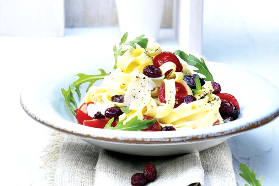 Salata cu spanac,  pepene, nuci şi  merişoare este  preferata ei (Fotografii: Dorin Constanda)
