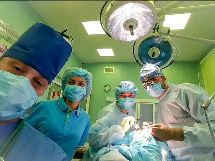 În chirurg plastician și-a făcut "selfie-uri" cu pacientele aflate în stare de inconștiențăFoto Daily Mail