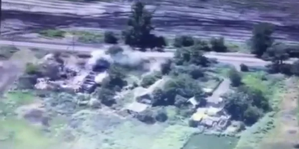 Imagini cu distrugerea fortificațiilor rusești lângă Verbove FOTO Captură Twitter