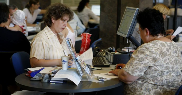 După anii de boom economic, când s-au împrumutat masiv la bănci, românii şi firmele nu şi-au mai putut achita ratele FOTO Adevărul