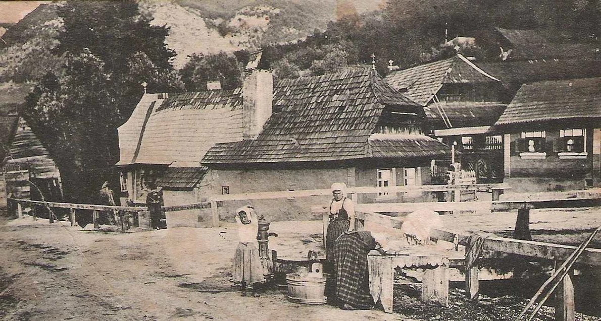 Spălatul rufelor în Șcheii Brașovului, cca 1930 (foto: Muzeul de Etnografie Brasov)
