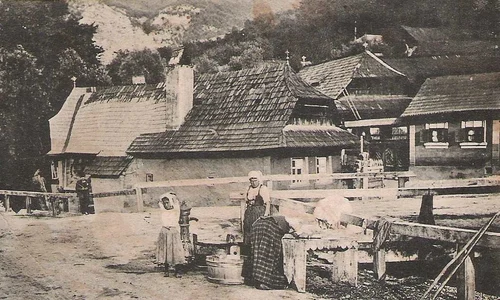 Spălatul rufelor în Șcheii Brașovului, cca 1930 (foto: Muzeul de Etnografie Brasov)