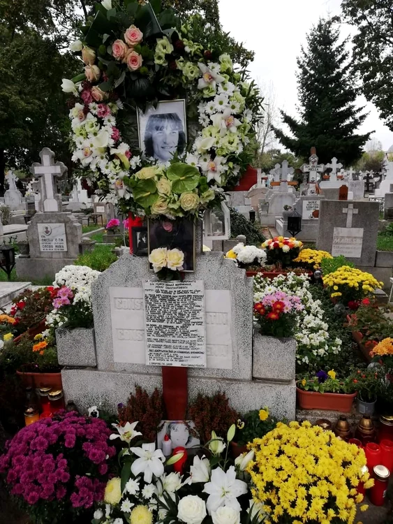 Mormântul lui Mihai Constantinescu este acoperit de flori