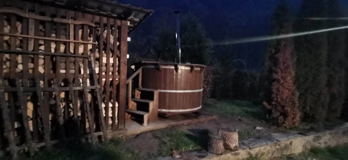 Turiștii se pot bucura de o baie în apă sărată, la ciubăr FOTO Angela Sabău