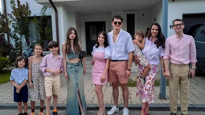 Anca Serea e mamă eroină. Are șase copii,  dintre care patru cu solistul Adi Sînă