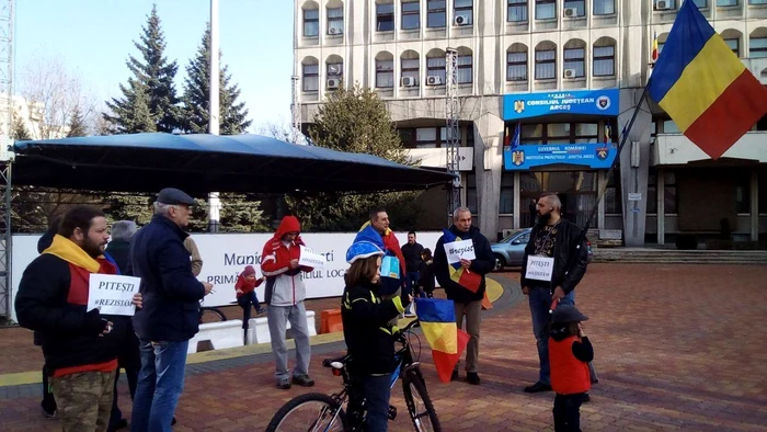 Piteştenii protestează de o lună în centrul oraşului FOTO: Ramona Voiculescu