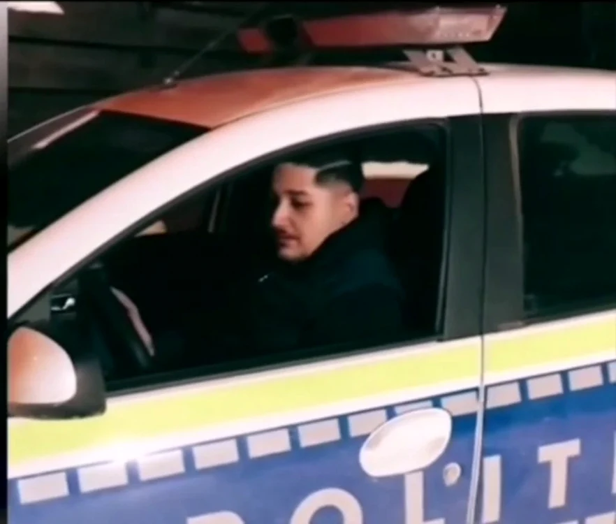 Un „bombardier” s-a filmat într-o maşină de Poliţie FOTO captură video