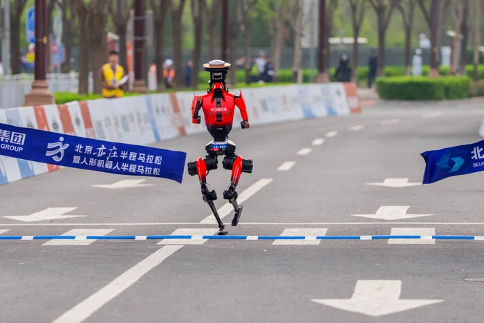 Robotul Lightning a terminat semimaratonul în 50 de minute (Foto: Profimedia)
