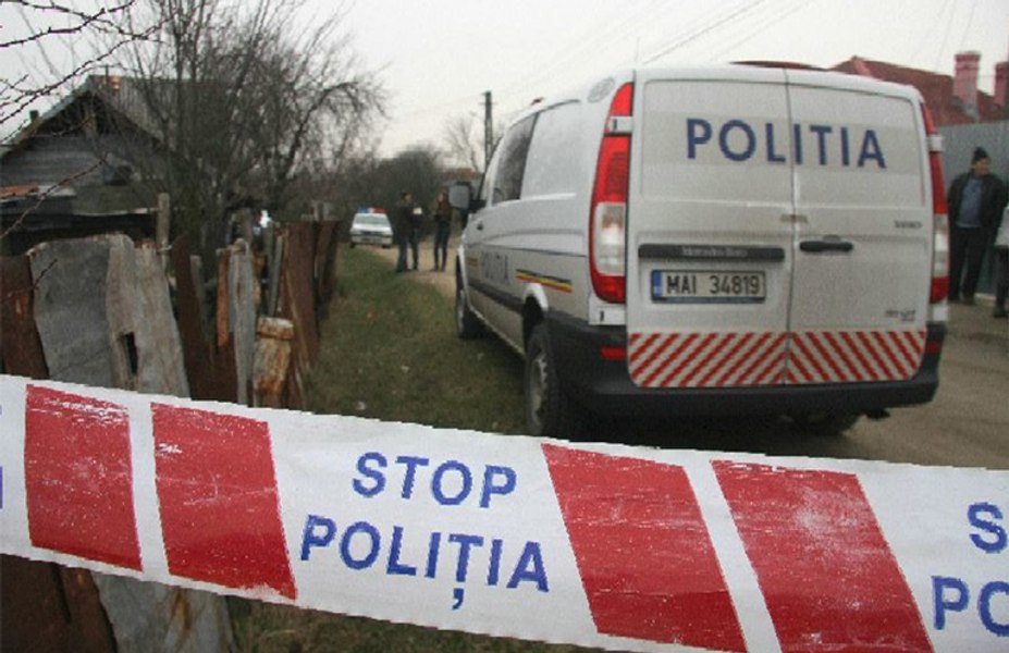 Un bărbat și-a omorât mama, în vârstă de 84 de ani, apoi s-a spânzurat. Fiul lui a anunțat Poliția