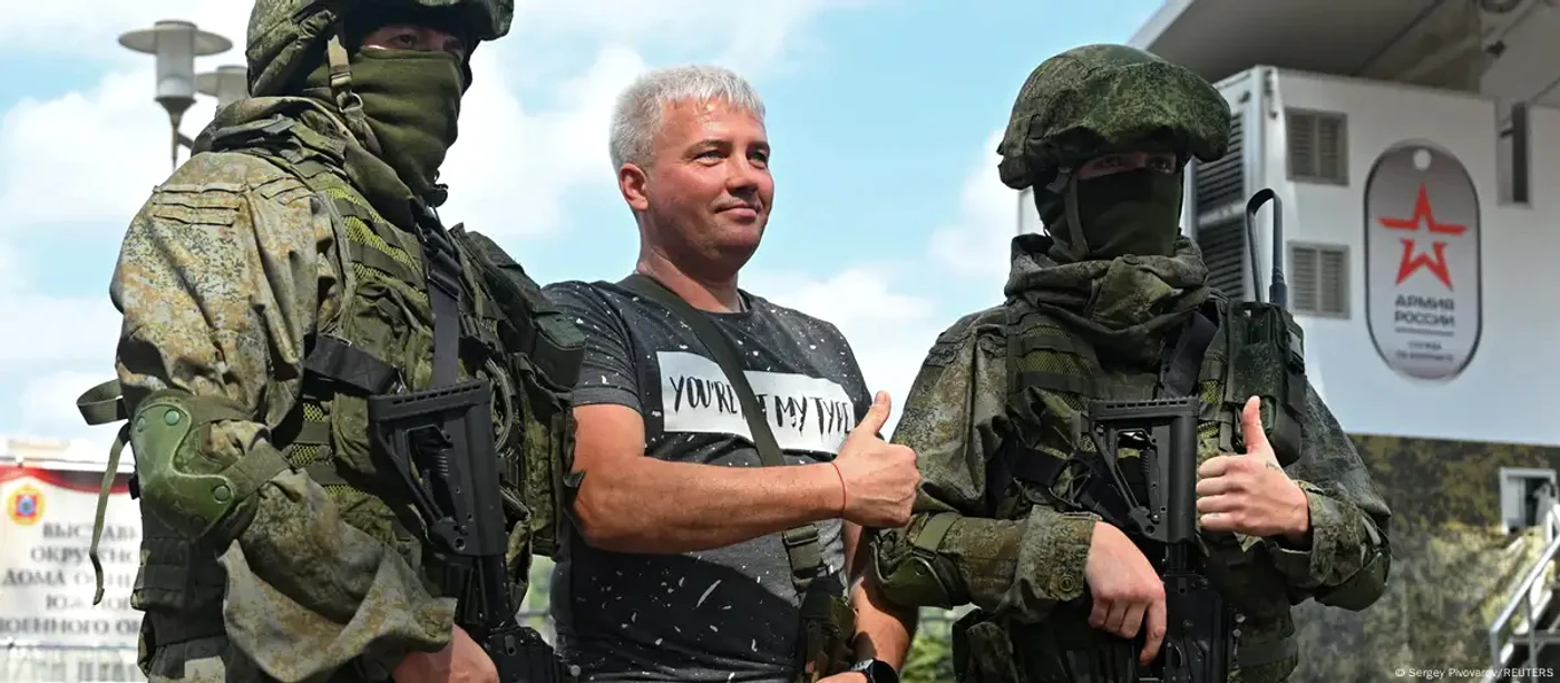 Militari în faţa unui centru de recrutare mobil