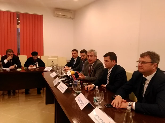 Daniel Constantin şi Călin Popescu Tăriceanu au oferit flori admiratoarelor ALDE, în cadrul unei întâlniri festive prilejuită de Ziua Femeii. Evenimentul a avut loc la Corpul K al Universităţii ”Valahia” FOTO Ionuţ Dima